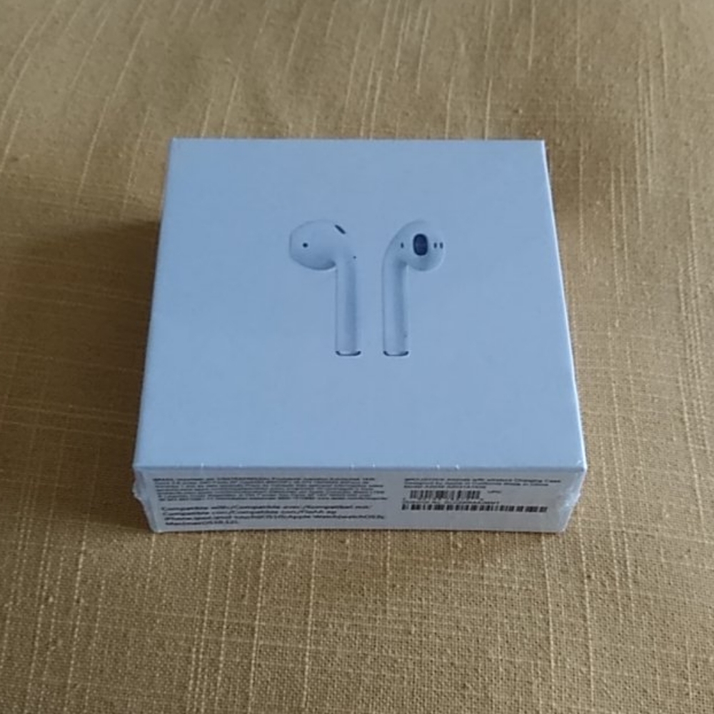 Apple AirPods a2032 a2031 New in sealed box